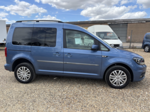 2018 Volkswagen Caddy Life Passenger Up Front Wav 2.0 Tdi Bluemotion Tech in Blue — image 2