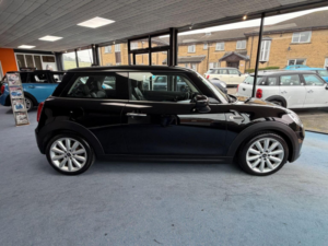 2016 MINI Hatch 1.5 Cooper Euro 6 (s/s) 3dr in Black — image 2