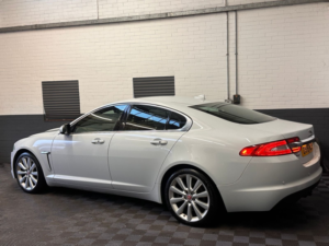 2015 Jaguar Xf 2.2d Portfolio Saloon 4dr Diesel Auto Euro 5 (s/s) (200 Ps) in White — image 4
