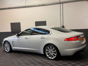 2015 Jaguar Xf 2.2d Portfolio Saloon 4dr Diesel Auto Euro 5 (s/s) (200 Ps) in White — image 5