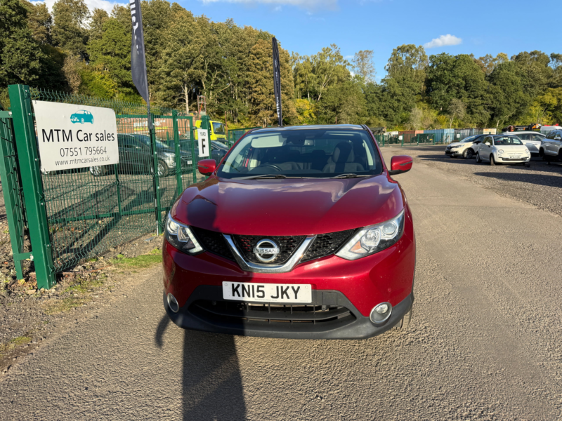 2015 Nissan Qashqai 1.2 Dig-T Acenta+ SUV 5dr Petrol Manual 2WD Euro 5 (s/s) (115 Ps) in Red — image 1