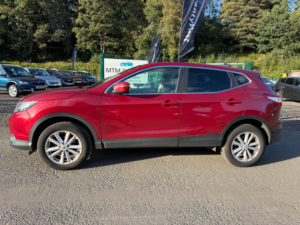 2015 Nissan Qashqai 1.2 Dig-T Acenta+ SUV 5dr Petrol Manual 2WD Euro 5 (s/s) (115 Ps) in Red — image 3