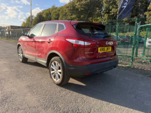 2015 Nissan Qashqai 1.2 Dig-T Acenta+ SUV 5dr Petrol Manual 2WD Euro 5 (s/s) (115 Ps) in Red — image 4