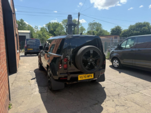 2020 Land Rover Defender 110 2.0 Sd4 Se Auto 4WD Euro 6 (s/s) 5dr in Black — image 4