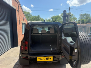 2020 Land Rover Defender 110 2.0 Sd4 Se Auto 4WD Euro 6 (s/s) 5dr in Black — image 6