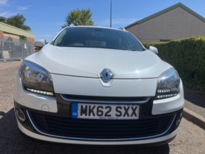 2012 Renault Megane 1.6 Dci Dynamique Tomtom Sport Tourer 5dr Diesel Manual Euro 5 (s/s) (130 Ps) in White — image 2