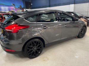 2015 Ford Focus 1.0t Ecoboost Zetec Euro 6 (s/s) 5dr in Grey — image 5