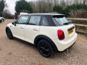 2019 MINI Hatch 1.5 Cooper Classic Euro 6 (s/s) 5dr in White — image 5