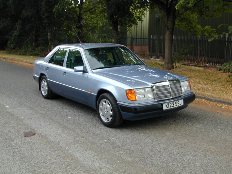 1993 Mercedes-Benz 220 Ref 8817 - Benz W124 220e Automatic Saloon (rhd - Uk Car) in Blue — image 1