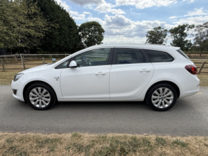 2014 Vauxhall Astra 2.0 Cdti Elite in White — image 4