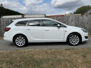 2014 Vauxhall Astra 2.0 Cdti Elite in White — image 6