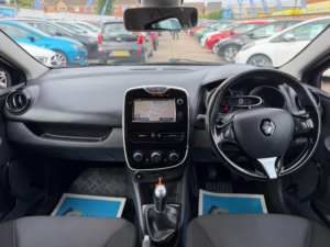 2016 Renault Clio 1.2 16v Dynamique Nav Euro 6 5dr in Black — image 2