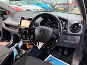 2016 Renault Clio 1.2 16v Dynamique Nav Euro 6 5dr in Black — image 3