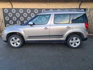 2013 Skoda Yeti 1.6 Tdi Greenline Ii Se in Beige — image 4