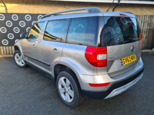 2013 Skoda Yeti 1.6 Tdi Greenline Ii Se in Beige — image 5