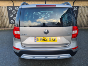 2013 Skoda Yeti 1.6 Tdi Greenline Ii Se in Beige — image 6