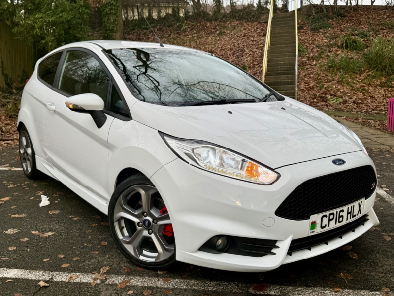 2016 Ford Fiesta 1.6 T St-2*only 14k*ffsh-Nav-H/recaros-2kys**flawless Original Car** in White — image 1