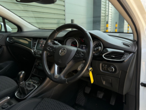 2019 Vauxhall Astra 1.6 Cdti Blueinjection Sri Nav Sports Tourer Euro 6 (s/s) 5dr in White — image 2