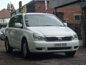 2011 Kia Sedona 2.2 Crdi 1 MPV 5dr Diesel Manual (179 G/km, 192 Bhp) in White — image 2