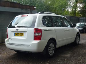 2011 Kia Sedona 2.2 Crdi 1 MPV 5dr Diesel Manual (179 G/km, 192 Bhp) in White — image 4