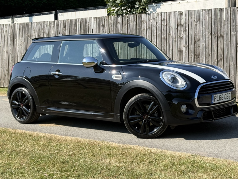 2016 MINI Hatch 1.5 Cooper D 3-Door Hatch in Black — image 1