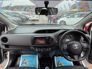 2015 Toyota Yaris 1.33 Dual Vvt-I Sport Euro 5 5dr Euro 5 in White — image 2