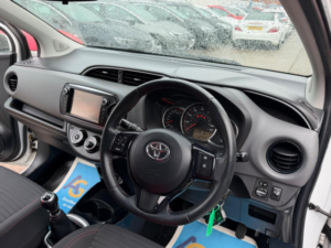 2015 Toyota Yaris 1.33 Dual Vvt-I Sport Euro 5 5dr Euro 5 in White — image 3