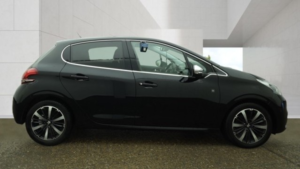 2018 Peugeot 208 1.2 Puretech Tech Edition in Black — image 5