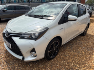 2016 Toyota Yaris 1.5 Vvt-H Design E-CVT Euro 6 5dr in White — image 3