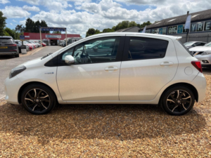 2016 Toyota Yaris 1.5 Vvt-H Design E-CVT Euro 6 5dr in White — image 4