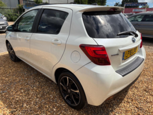 2016 Toyota Yaris 1.5 Vvt-H Design E-CVT Euro 6 5dr in White — image 5