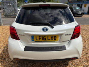 2016 Toyota Yaris 1.5 Vvt-H Design E-CVT Euro 6 5dr in White — image 6