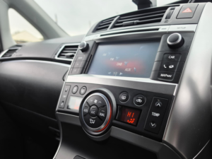 2014 Toyota Verso 1.6 V-Matic Icon MPV 5dr Petrol Manual Euro 5 Euro 5 (132 Ps) in Grey — image 4