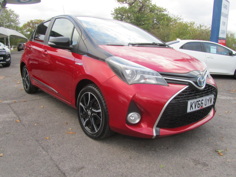 2016 Toyota Yaris 1.5 Vvt-H Design in Red — image 1