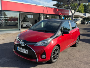 2016 Toyota Yaris 1.5 Vvt-H Design in Red — image 2