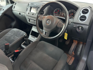 2015 Volkswagen Tiguan 2.0 Tdi Bluemotion Tech Match 2WD Euro 5 (s/s) 5dr in Black — image 4
