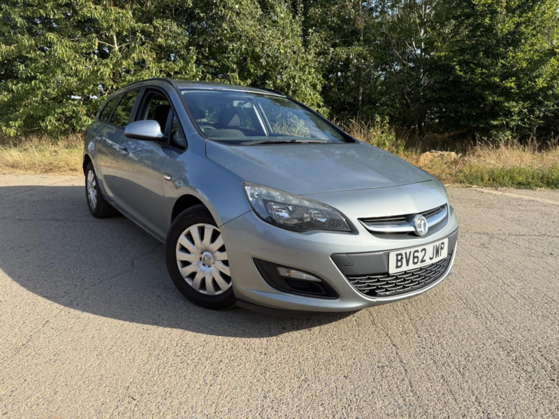 2012 Vauxhall Astra 1.7 Cdti Ecoflex Exclusiv in Silver — image 1