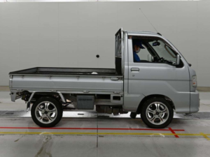 2002 Daihatsu Hijet 660cc 4WD Kei Truck in Silver — image 6