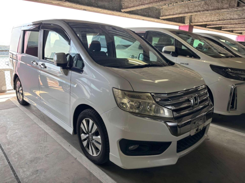 2014 Honda Stepwagon 2.0 Spada Z 5dr 8 Seats in White — image 1