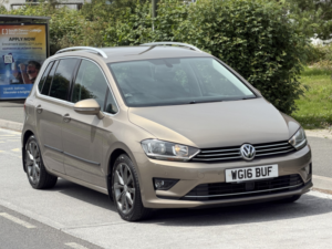 2016 Volkswagen Golf Sv 1.4 Tsi Bluemotion Tech Act Gt in Gold — image 2