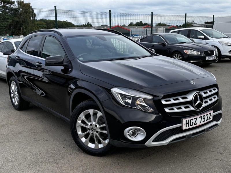 2017 Mercedes-Benz Gla 2.1 Gla200d Se in Black — image 1