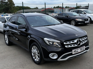 2017 Mercedes-Benz Gla 2.1 Gla200d Se in Black — image 4