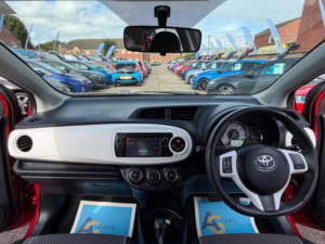 2013 Toyota Yaris 1.33 Dual Vvt-I Trend Multidrive S Euro 5 5dr in Red — image 2