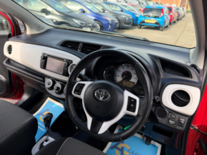 2013 Toyota Yaris 1.33 Dual Vvt-I Trend Multidrive S Euro 5 5dr in Red — image 3