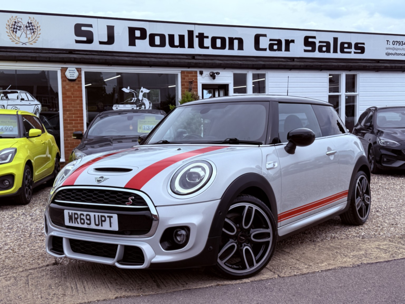 2019 MINI Hatch 2.0 3-Door Hatch Cooper S Sport in Silver — image 1