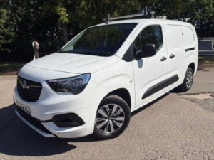 2022 Vauxhall Combo 1.5 Turbo D 2300 Sportive L2 H1 Euro 6 4dr in White — image 3