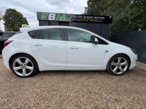 2010 Vauxhall Astra 1.6 16v Sri Euro 5 5dr in White — image 4