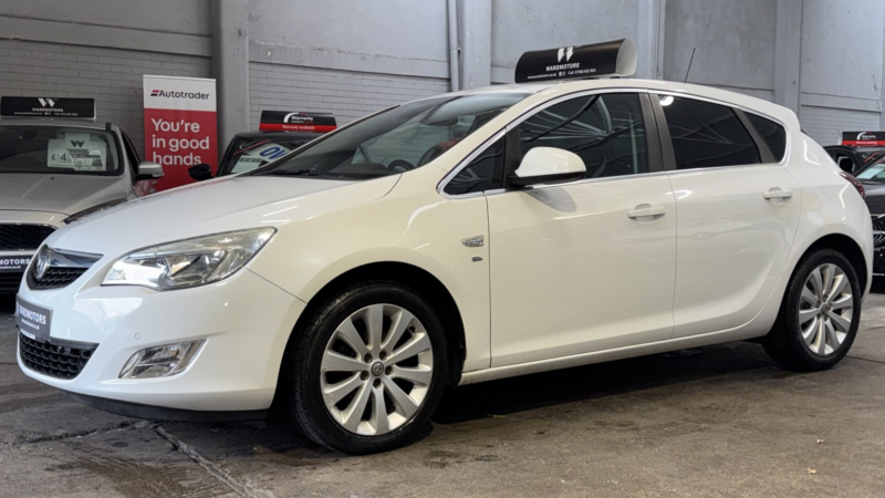 2011 Vauxhall Astra 1.4 T 16v Se White 5dr Partleather+cruise+bluetooth in White — image 1