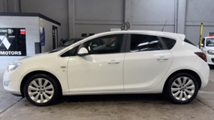 2011 Vauxhall Astra 1.4 T 16v Se White 5dr Partleather+cruise+bluetooth in White — image 2