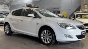 2011 Vauxhall Astra 1.4 T 16v Se White 5dr Partleather+cruise+bluetooth in White — image 4
